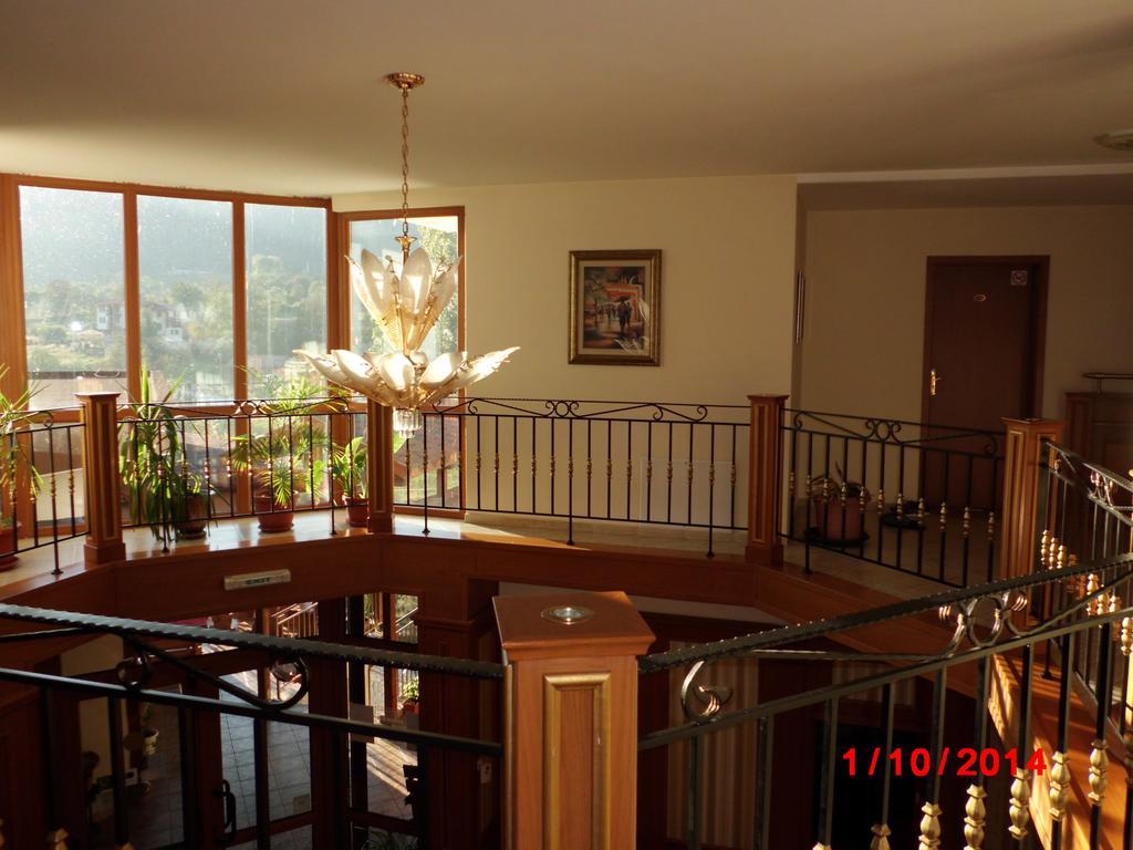Семеен Хотел Кристал Smolyan Exterior foto